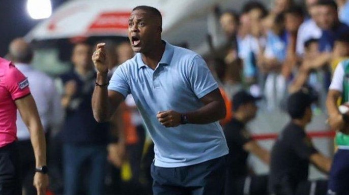 Patrick Kluivert dipecat
